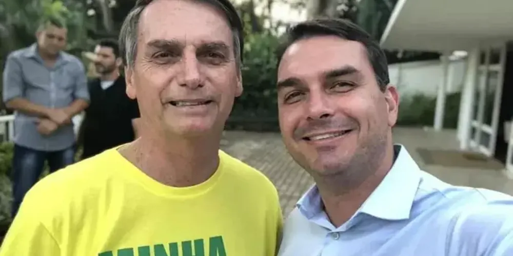 Jair Bolsonaro, ao lado de Flávio Bolsonaro