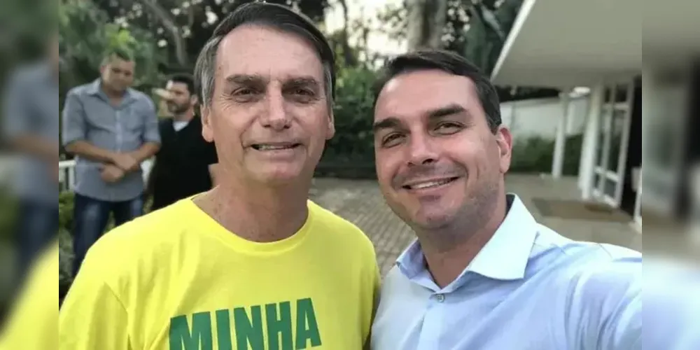 Jair Bolsonaro, ao lado de Flávio Bolsonaro