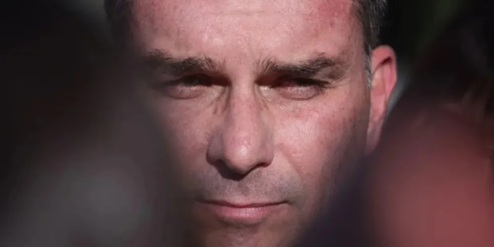 No convite, Flávio cita provérbios da Bíblia e afirma: “vem com a gente, vamos lutar"