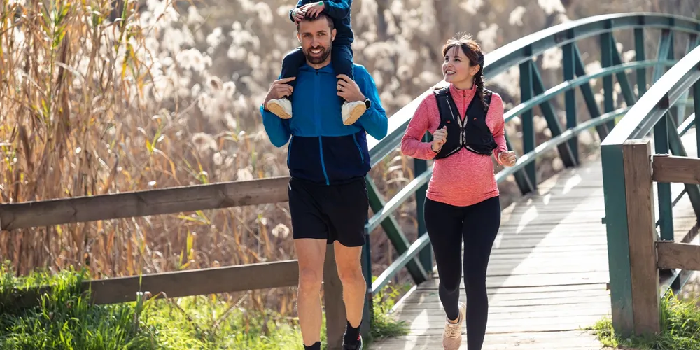 Os ganhos de se exercitar em família são: desenvolvimento de capacidades motoras, resistência cardiorrespiratória e flexibilidade. Mas a prática coletiva gera efeitos adicionais: mais disposição, engajamento contínuo e fortalecimento de vínculos