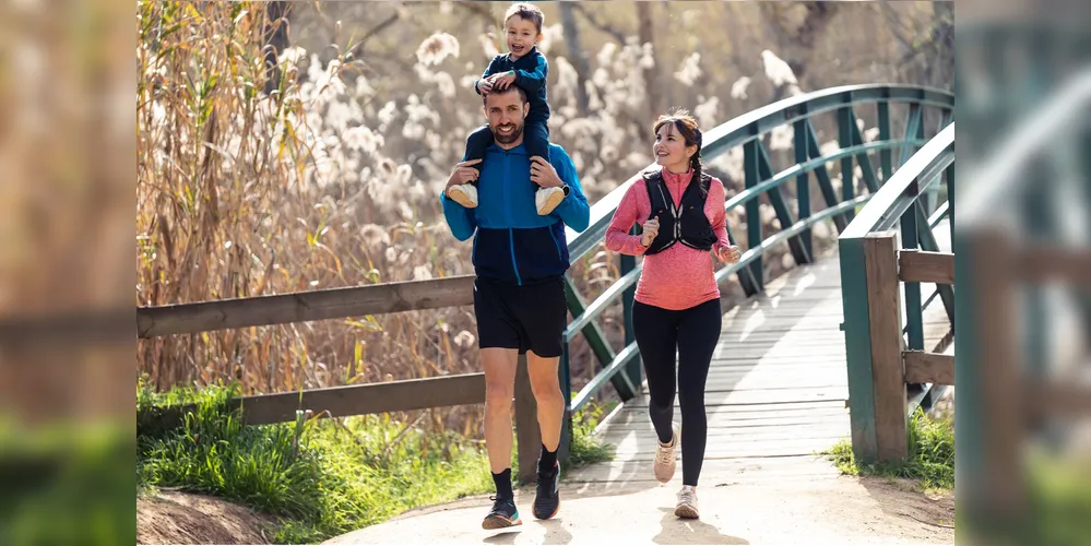 Os ganhos de se exercitar em família são: desenvolvimento de capacidades motoras, resistência cardiorrespiratória e flexibilidade. Mas a prática coletiva gera efeitos adicionais: mais disposição, engajamento contínuo e fortalecimento de vínculos