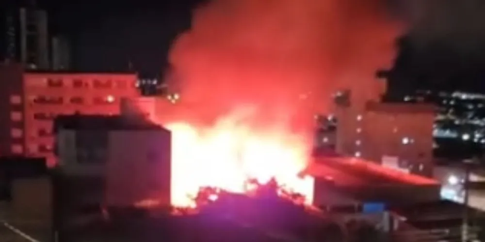 Imagem ilustrativa da imagem Três horas de combate: incêndio provoca destruição em clube de Ponta Grossa