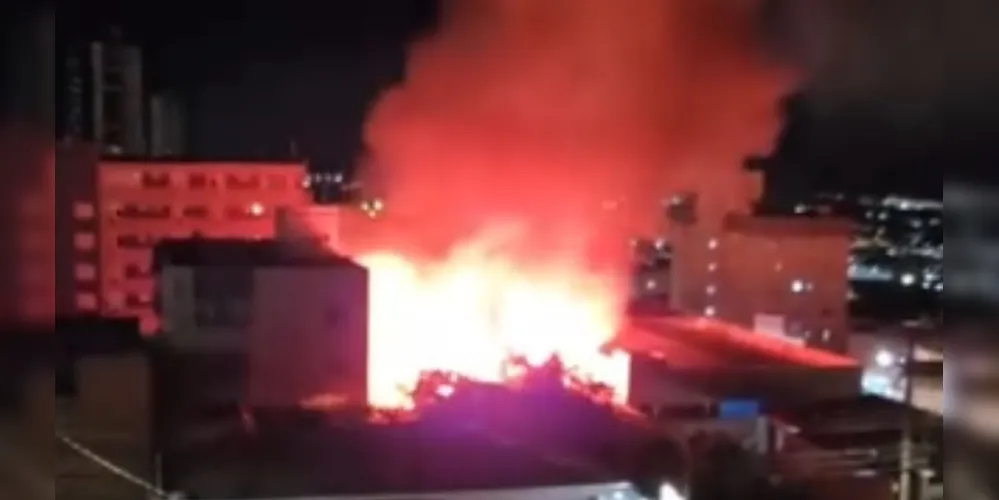 Imagem ilustrativa da imagem Três horas de combate: incêndio provoca destruição em clube de Ponta Grossa