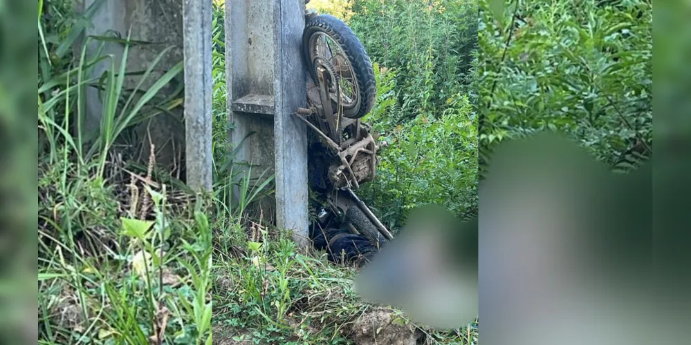 A moto colidiu contra um poste na estrada rural da Localidade de Segunda Linha Marcondes