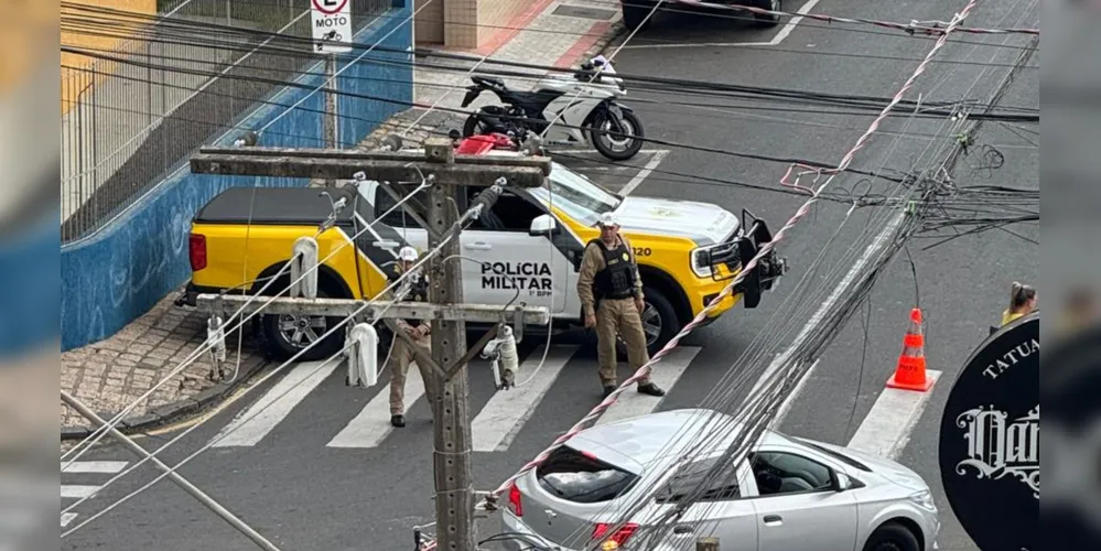 A ocorrência segue em andamento, dificultando o tráfego de veículos