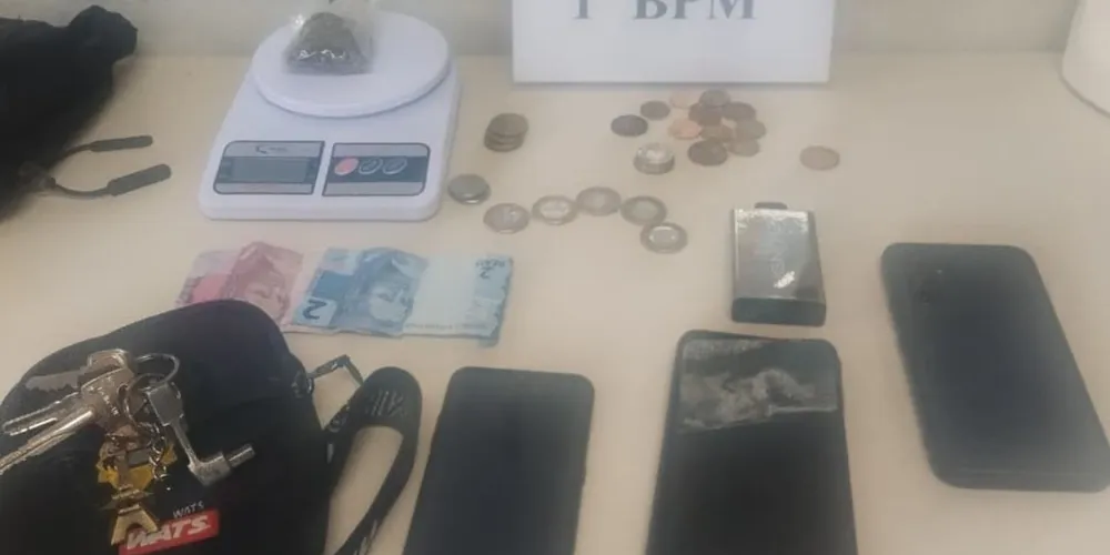 Ambos receberam voz de prisão, sendo encaminhados à Delegacia de Polícia Civil