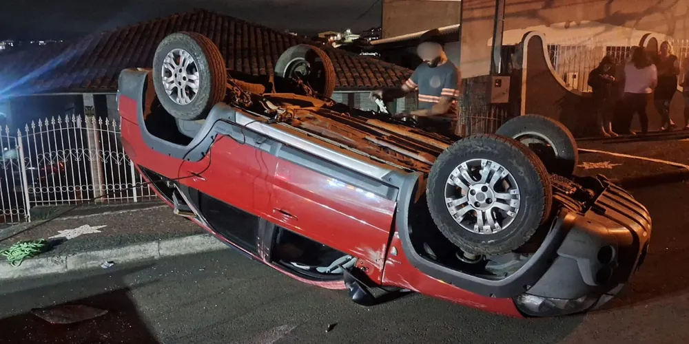 No local, foi constatado que o condutor do veículo capotado fugiu antes da chegada dos bombeiros