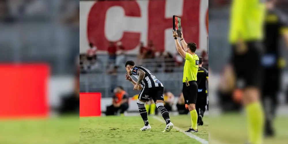 Ryan entrando em campo pela primeira vez com a camisa do Fantasma