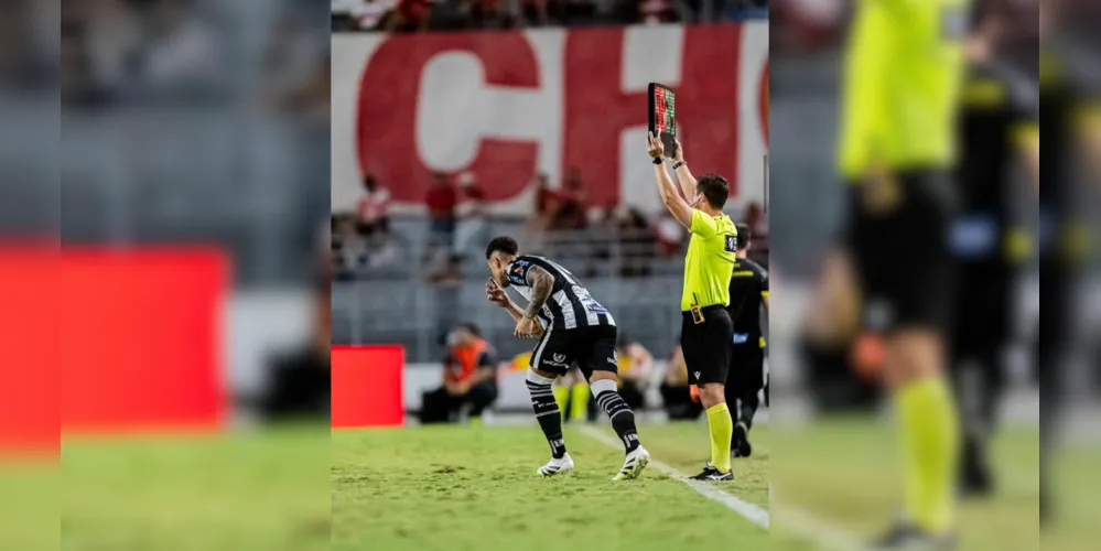 Ryan entrando em campo pela primeira vez com a camisa do Fantasma