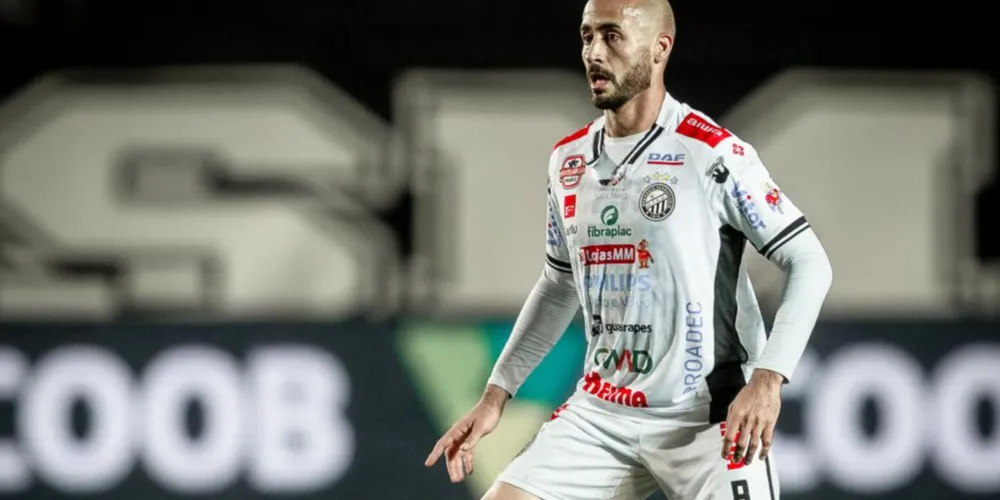 Juan Zuluaga em partida com a camisa 8 do Fantasma