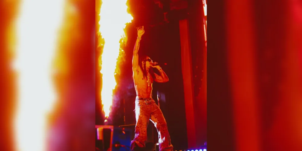 Matuê ao lado de um 'lança-chamas' no palco principal do Centro de Eventos de Ponta Grossa