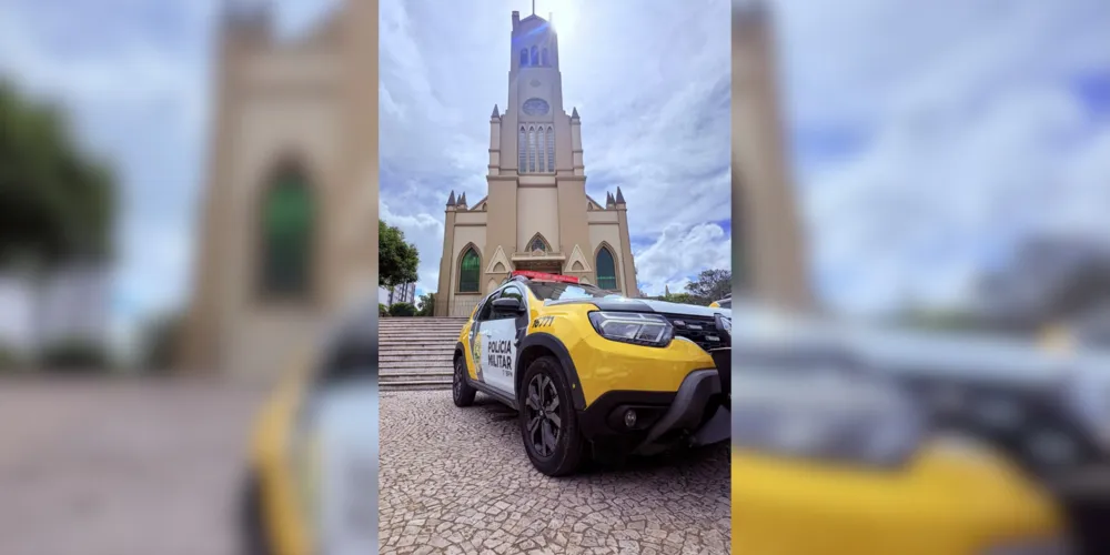 Veículo da Polícia Militar em frente da Igreja dos Polacos