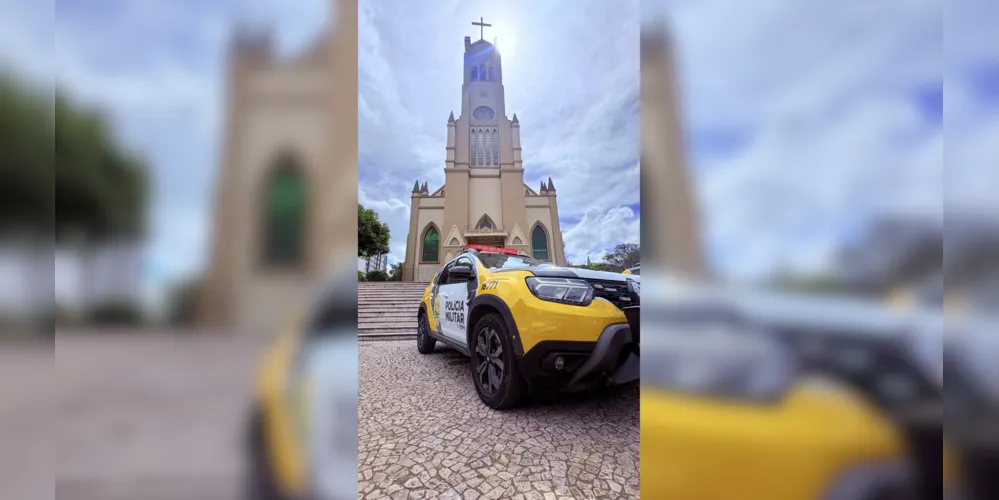 Veículo da Polícia Militar em frente da Igreja dos Polacos