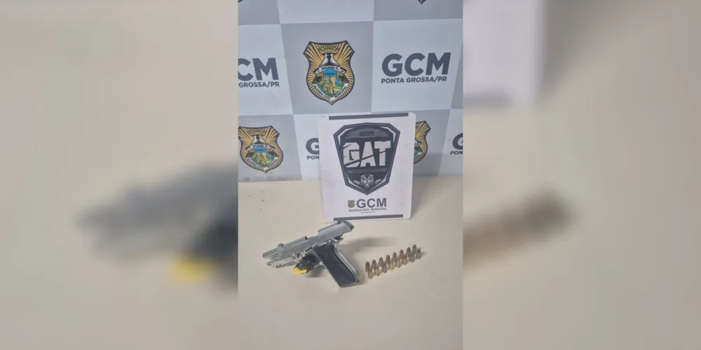 Agentes localizaram uma pistola Taurus PT 92, calibre 9 mm, embaixo do tapete do lado direito