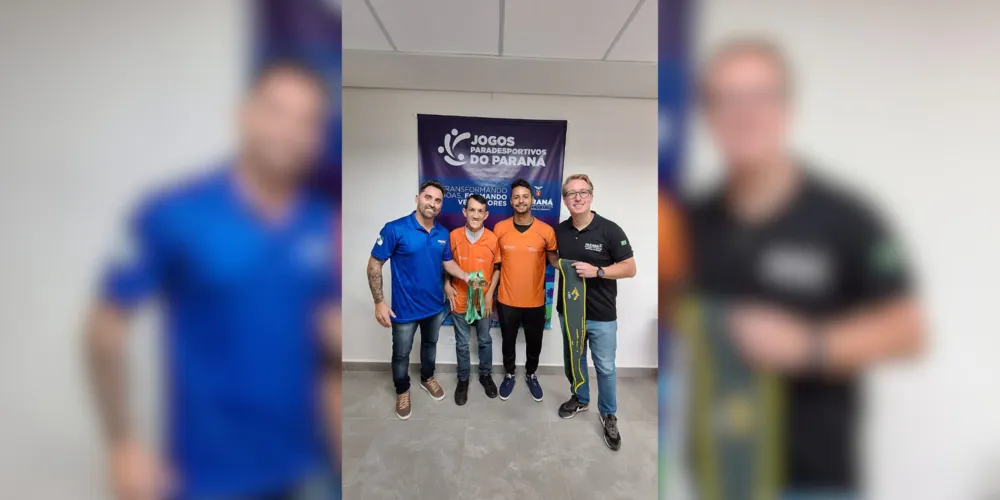 Coordenador Everson Kubinski, o paratleta Cleberson Leopoldino Antunes, seu treinador Paulo Henrique Quadros e o chefe regional dos esportes Rudolf Polaco