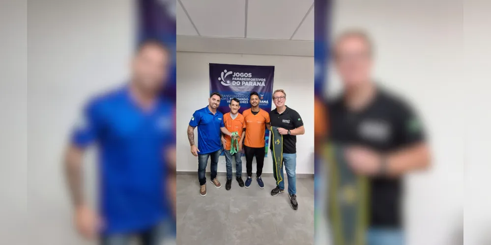 Coordenador Everson Kubinski, o paratleta Cleberson Leopoldino Antunes, seu treinador Paulo Henrique Quadros e o chefe regional dos esportes Rudolf Polaco