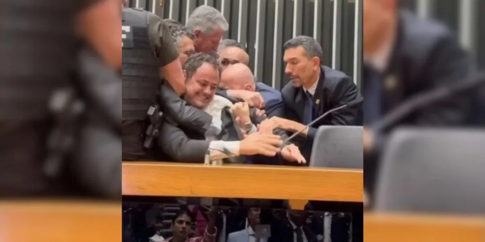 Deputado federal Glauber Braga (PSOL) sendo retirado da Mesa da Câmara dos Deputados