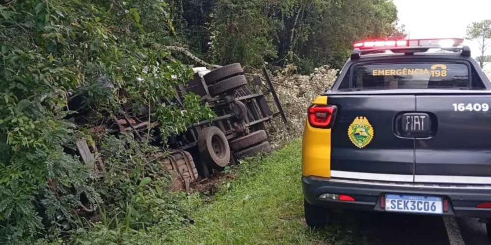 O motorista e o passageiro saíram sem ferimentos deste acidente