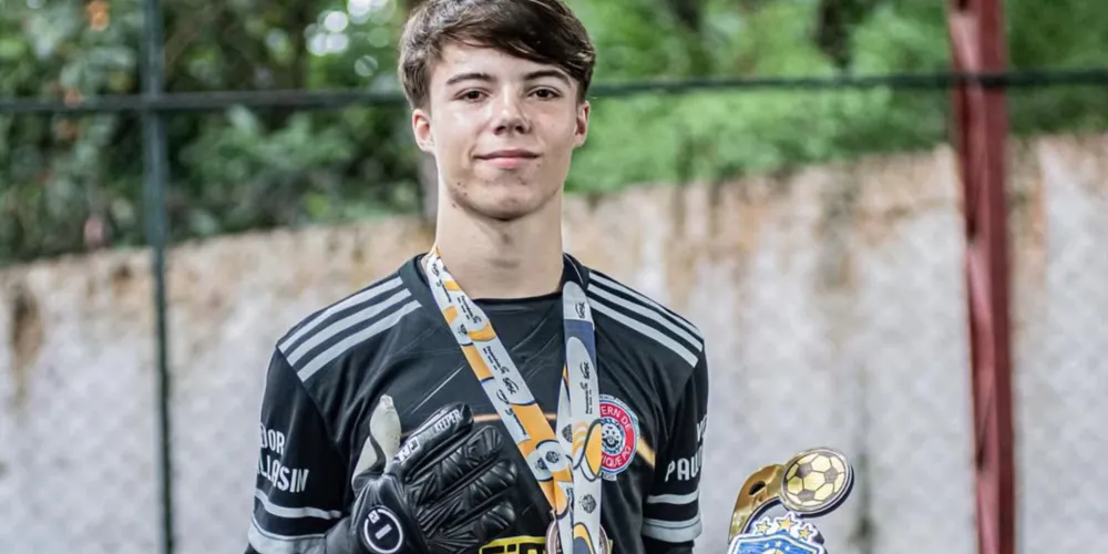 Kauan levou o prêmio de Melhor Goleiro do Campeonato em Paranaguá
