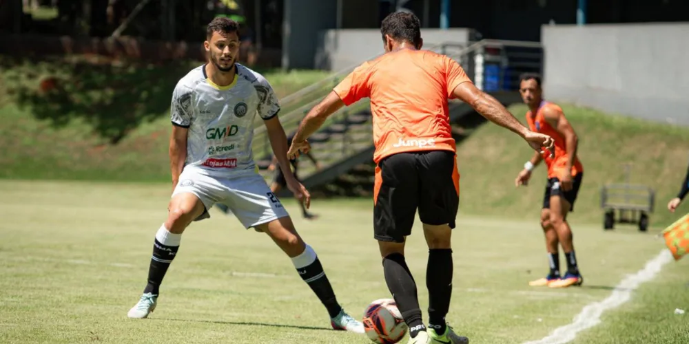 Vinícius Diniz, autor de um dos gols do amistoso, marcando atleta do Cianorte