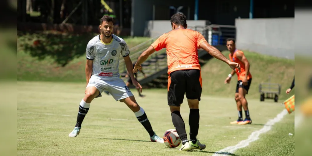 Vinícius Diniz, autor de um dos gols do amistoso, marcando atleta do Cianorte