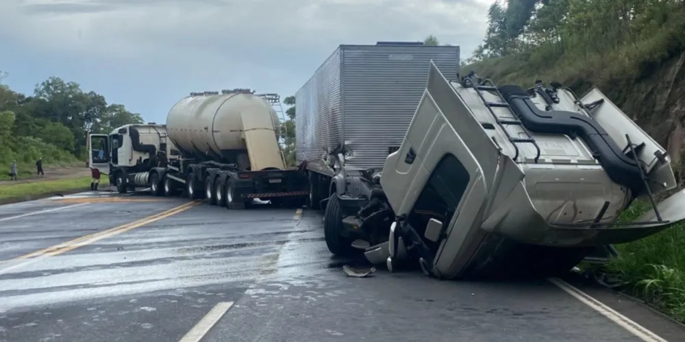Equipes da Polícia Rodoviária Federal (PRF) estão no local