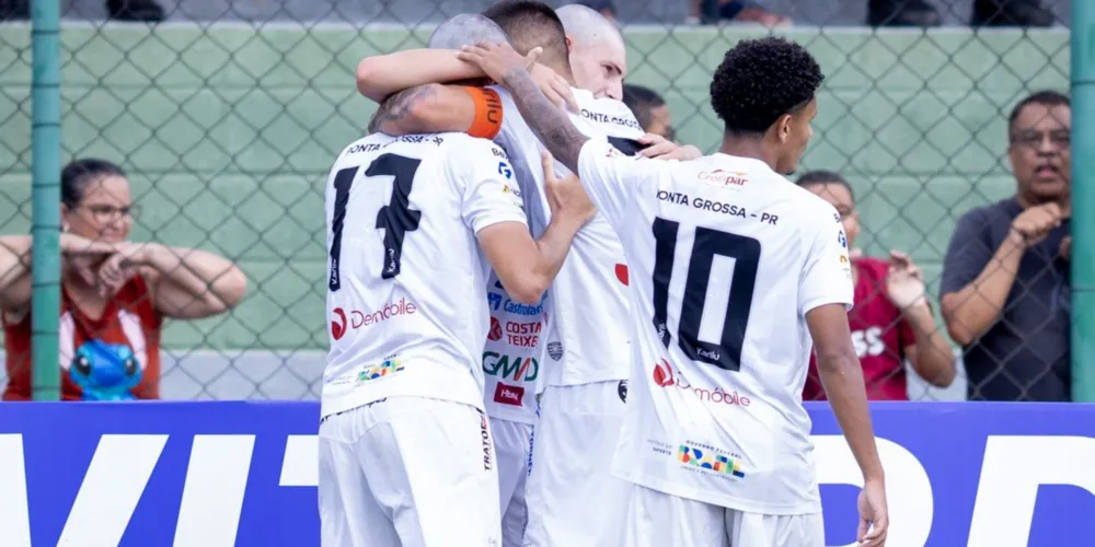 Jogadores comemorando o gol de Germano, aos 40' do segundo tempo