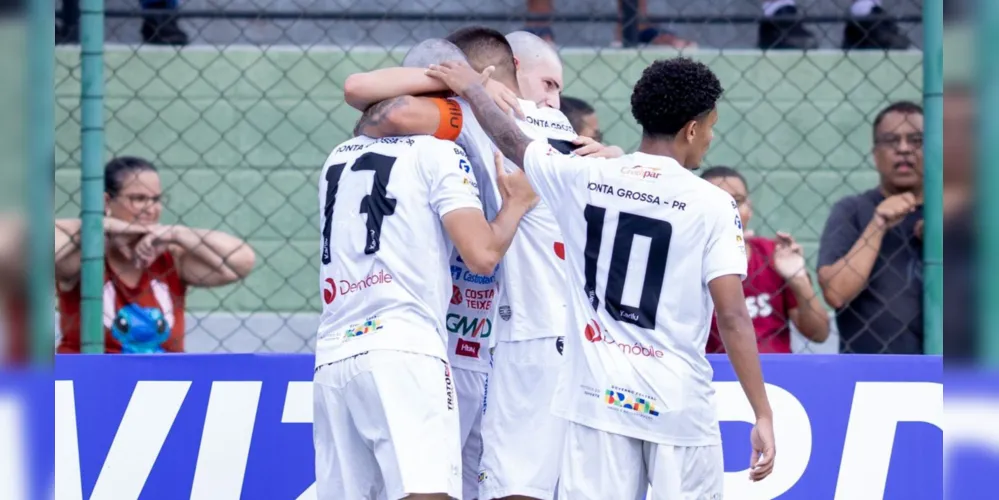 Jogadores comemorando o gol de Germano, aos 40' do segundo tempo