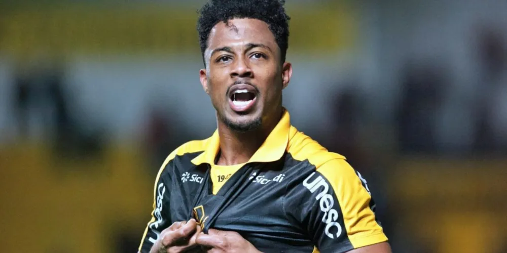 Matheus Trindade comemorando com a camisa do Criciúma