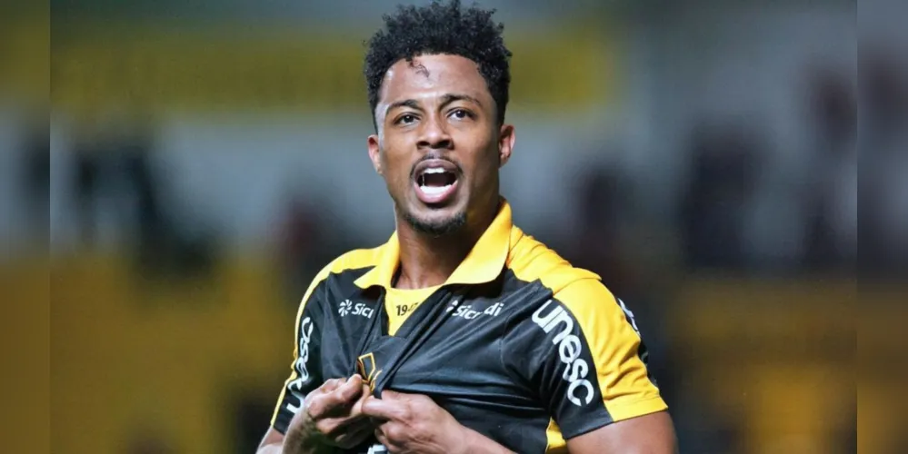 Matheus Trindade comemorando com a camisa do Criciúma