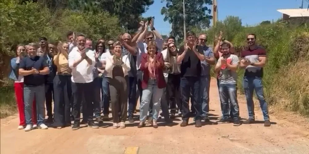 Elizabeth Schmidt celebrou com sua equipe