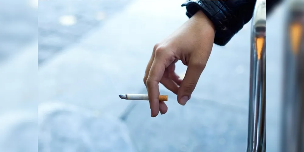 Os dentes e as gengivas estão na linha de frente do contato com as toxinas do cigarro e os estragos vão muito além do amarelamento