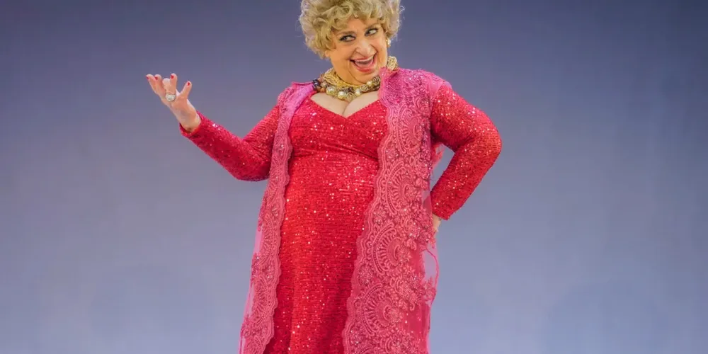 A peça 'Nasci pra ser Dercy' abre a Mostra Adulta neste domingo no Teatro Marista