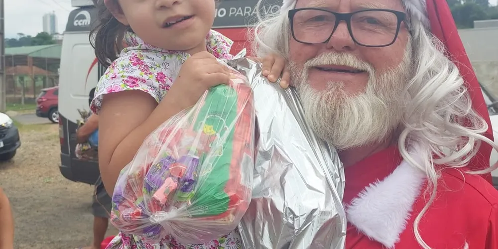 Fábio Rodrigues, vestido de Papai Noel, durante entrega de presentes