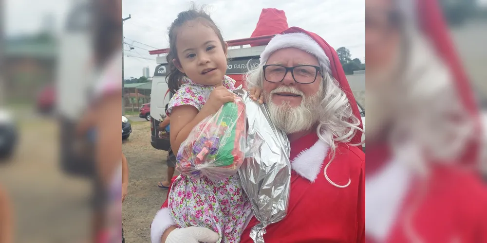 Fábio Rodrigues, vestido de Papai Noel, durante entrega de presentes