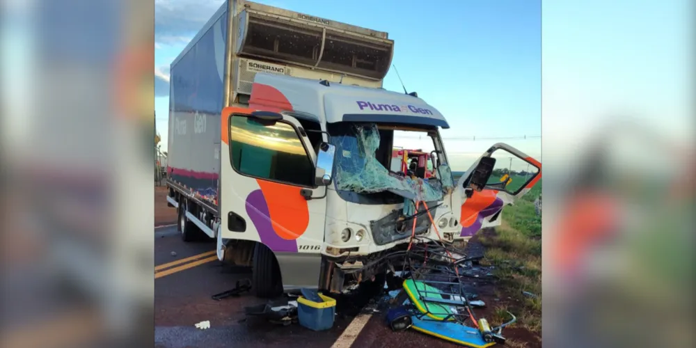 Motorista do caminhão foi socorrido em estado grave