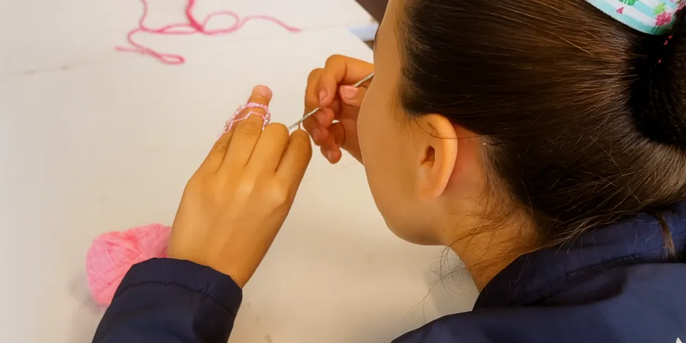 Uma das atividades oferecidas aos jovens é o tricô, que permite desenvolver a habilidade motora, além da criação de tecidos e peças de vestuário