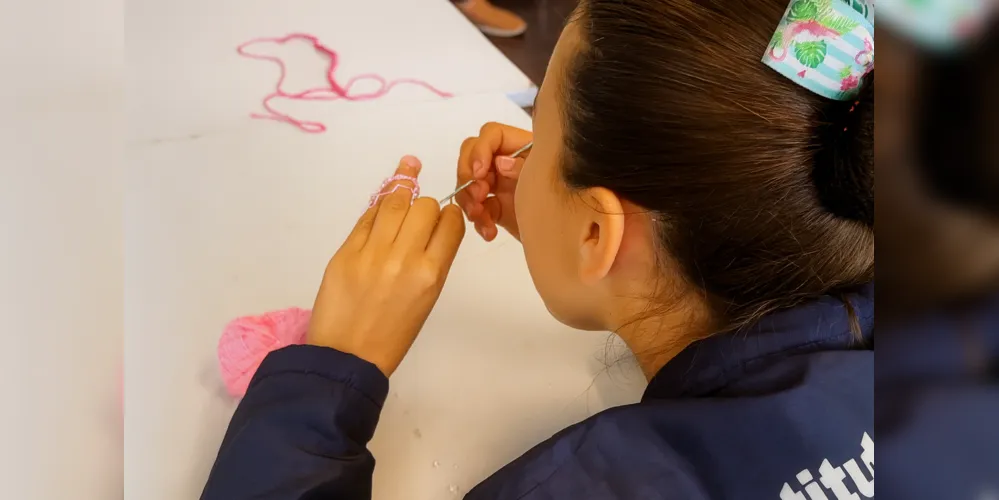 Uma das atividades oferecidas aos jovens é o tricô, que permite desenvolver a habilidade motora, além da criação de tecidos e peças de vestuário