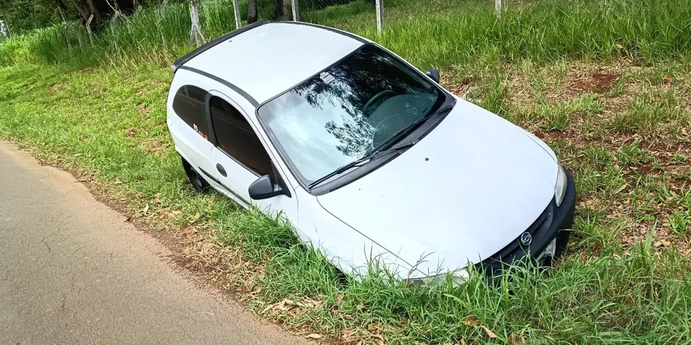 Veículo caiu em um bueiro ao lado da via