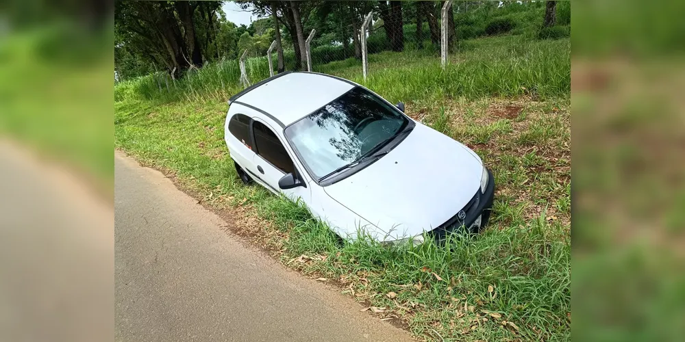 Veículo caiu em um bueiro ao lado da via