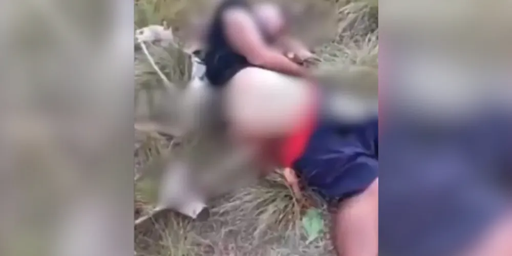 As imagens mostram um homem em estado gravíssimo