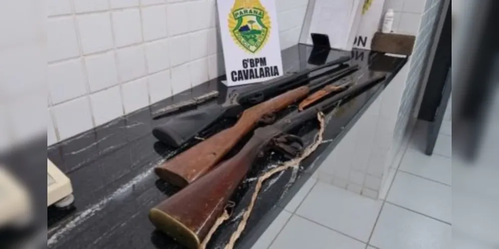 Policiais apreenderam duas espingardas, uma espingarda de pressão e duas facas