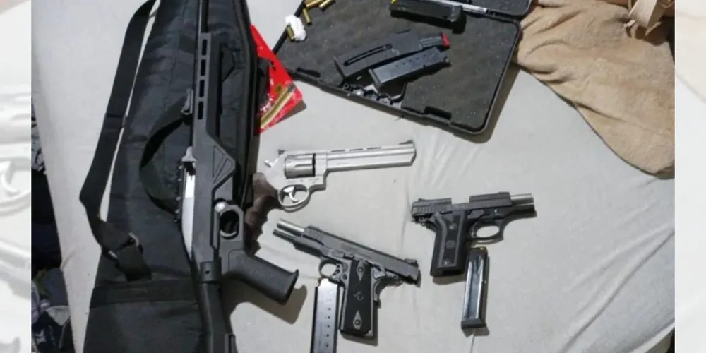 Ao todo, cinco armas foram encontradas na residência do suspeito