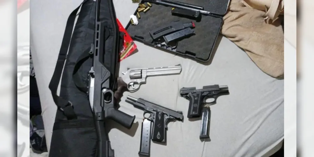 Ao todo, cinco armas foram encontradas na residência do suspeito