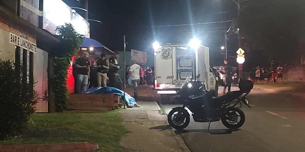 A vítima tinha 43 anos e morreu em via pública ao ser baleada em tiroteio no Cará-Cará