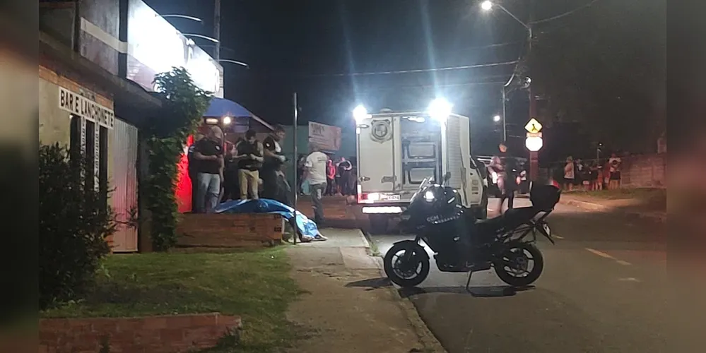 A vítima tinha 43 anos e morreu em via pública ao ser baleada em tiroteio no Cará-Cará