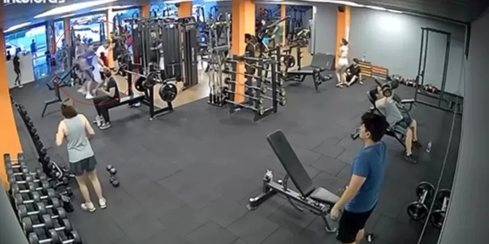 Suspeito vestido de azul e homem morto em academia veste camiseta vermelha e branca