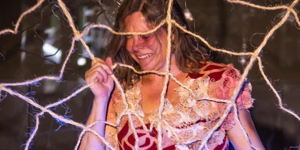 A peça é inspirada na história de diversas mulheres vítimas de violência