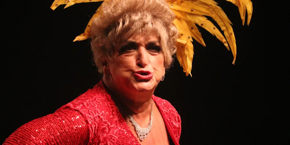 Na peça, Gianoukas interpreta Vera, uma atriz em teste de estúdio para o papel de Dercy em um filme