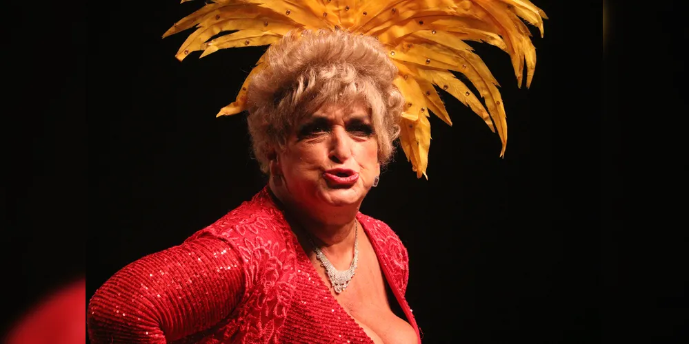 Na peça, Gianoukas interpreta Vera, uma atriz em teste de estúdio para o papel de Dercy em um filme